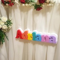 115.Nume PANOU cu Suport Alb - Litere multicolor 1